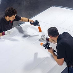 3M™ 降温膜3000x3000 PDP画廊图片：两名男子在车辆车顶安装降温膜